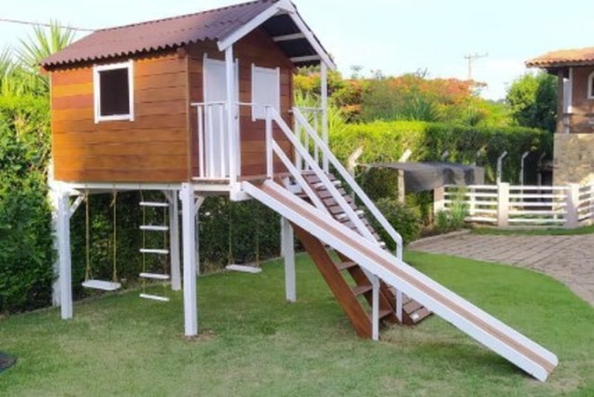 Casinha suspensa juvenil de madeira com escorregador e acessórios