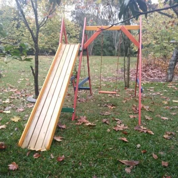 Parque infantil de madeira com escorregador reto de 2,50 m, balanço de tábua e rede de escalada