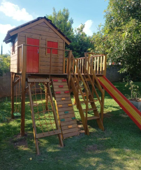 Playground casa infantil suspensa de madeira com varanda lateral, escalada e escorregador