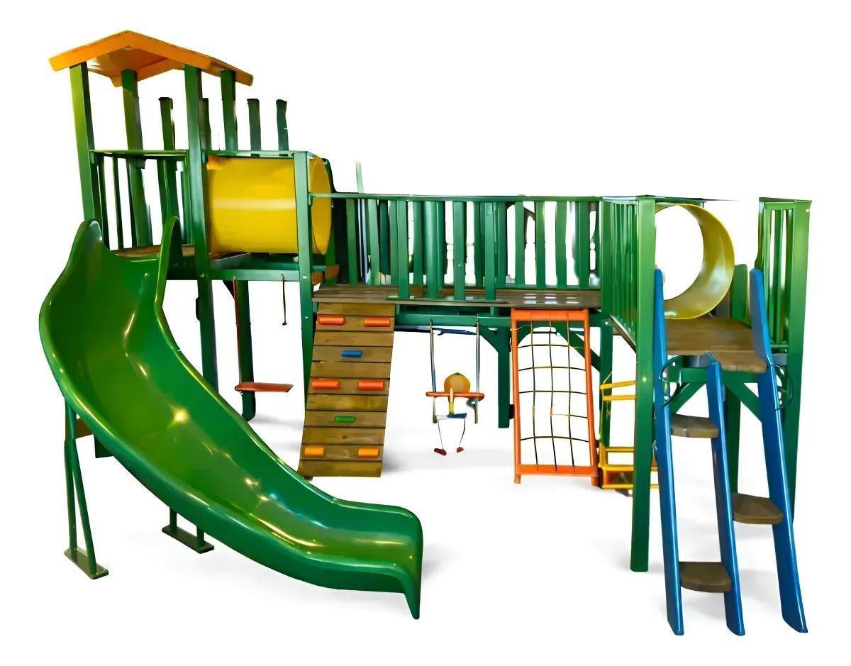 Playground multinível de madeira com torre, túneis, escorregador curvo verde, pontes e balanços