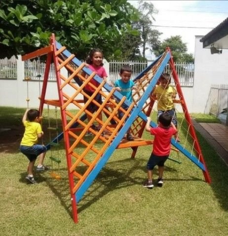 Trepa trepa de madeira colorido em formato de A, com escalada, treliças, redes e ponte pênsil